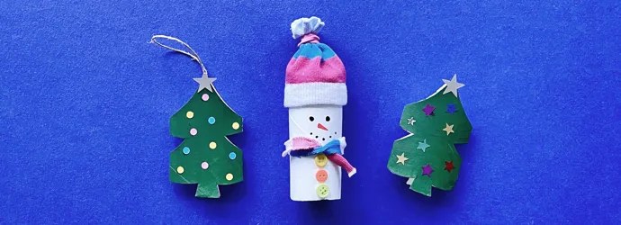 Idées de déco de Noël avec des rouleaux de papier toilette : un bonhomme de neige et deux sapins de Noël.  