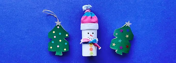 Idées de déco de Noël avec des rouleaux de papier toilette : un bonhomme de neige et deux sapins de Noël.