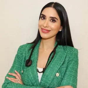 Portrait professionnel du Dr Raj Arora, fondatrice et directrice médicale de The Facebible
