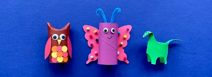 Mère et fille au bureau utilisant du papier toilette, du papier et des stylos pour faire des animaux en papier toilette