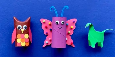 Mère et fille au bureau utilisant du papier toilette, du papier et des stylos pour faire des animaux en papier toilette