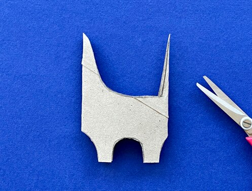 Mère et fille au bureau utilisant du papier toilette, du papier et des stylos pour faire des animaux en papier toilette