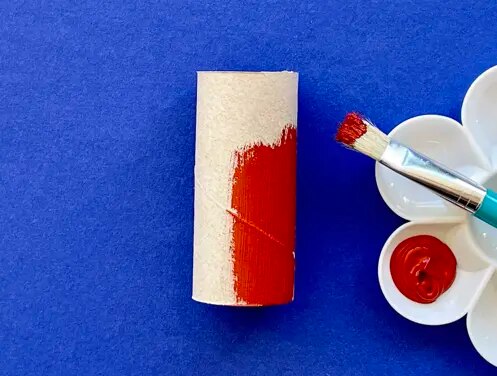 Mère et fille au bureau utilisant du papier toilette, du papier et des stylos pour faire des animaux en papier toilette