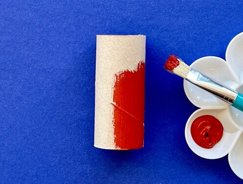 Mère et fille au bureau utilisant du papier toilette, du papier et des stylos pour faire des animaux en papier toilette
