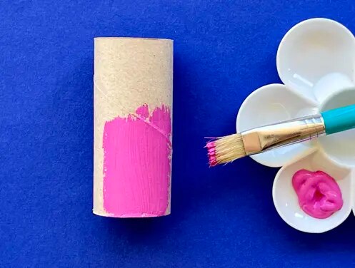 Mère et fille au bureau utilisant du papier toilette, du papier et des stylos pour faire des animaux en papier toilette
