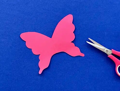 Mère et fille au bureau utilisant du papier toilette, du papier et des stylos pour faire des animaux en papier toilette