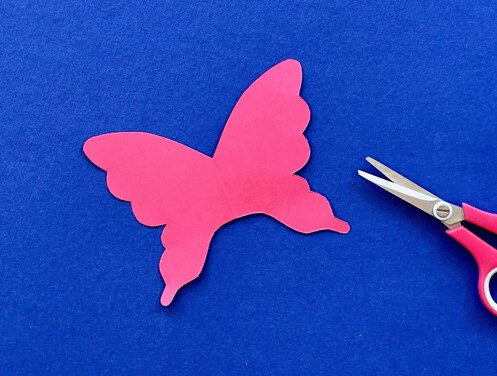 Mère et fille au bureau utilisant du papier toilette, du papier et des stylos pour faire des animaux en papier toilette